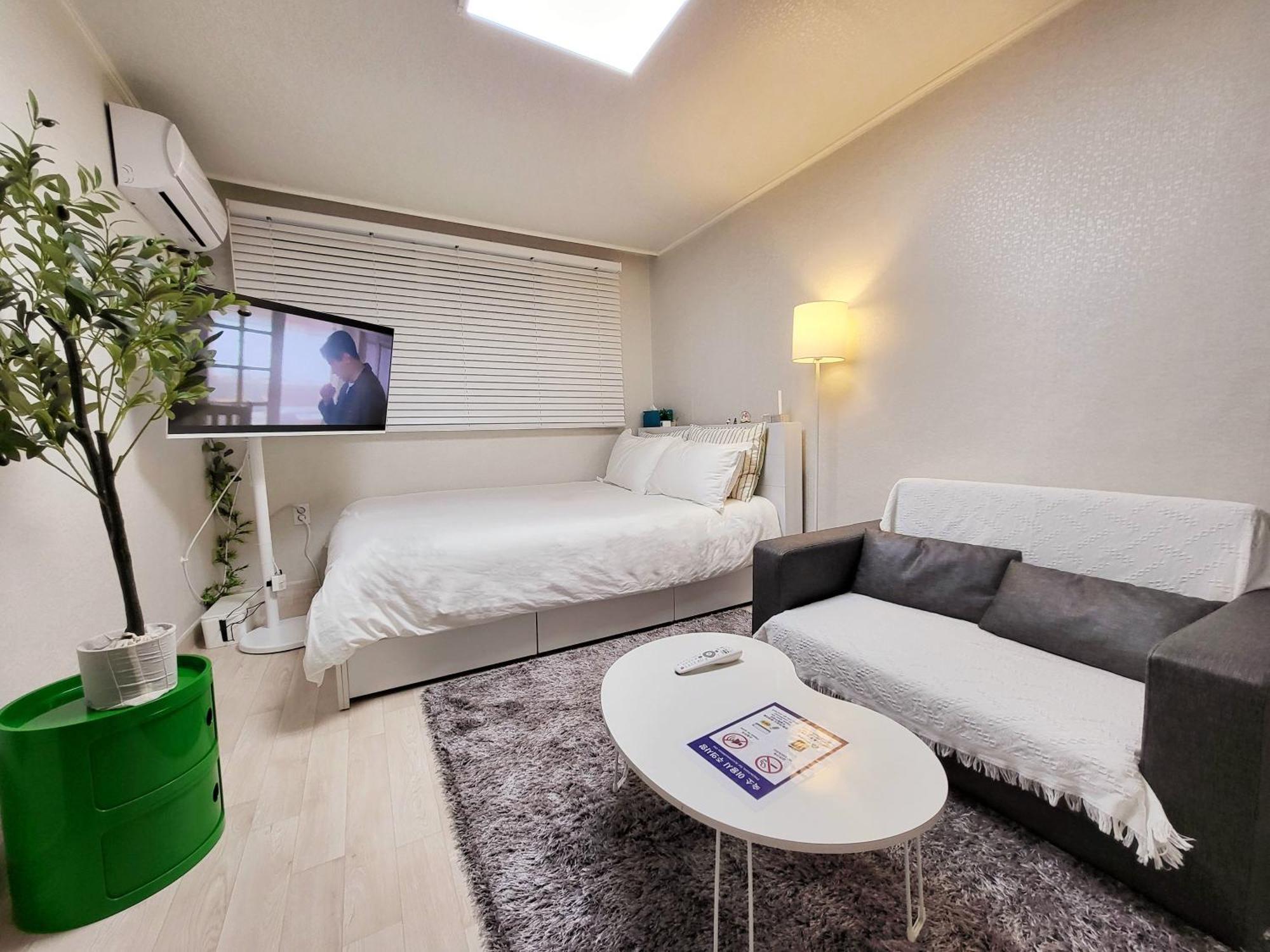 Căn hộ Moon House In #quiet #airport Transport Nearby#1 Min To Line2 Nakseongdae Subway Seoul